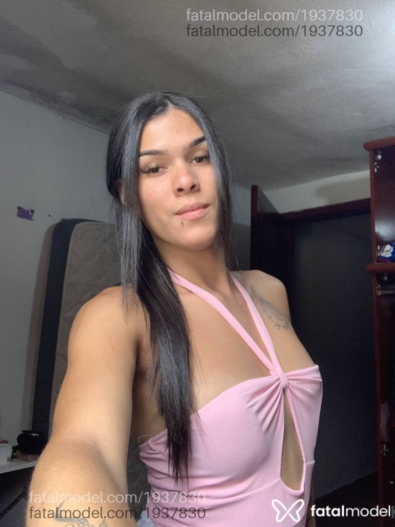 Acompanhante mulher trans com cabelo castanho de olhos pretos - Erica Ayshila