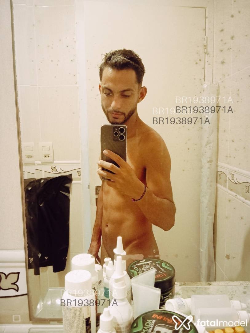 Acompanhante homem morena (o) de olhos castanhos - Magno