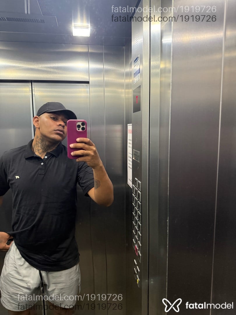 Acompanhante homem morena (o) de olhos castanhos em Curitiba Acompanhante homem morena (o) de olhos castanhos em Curitiba - Wellingtondotadoca