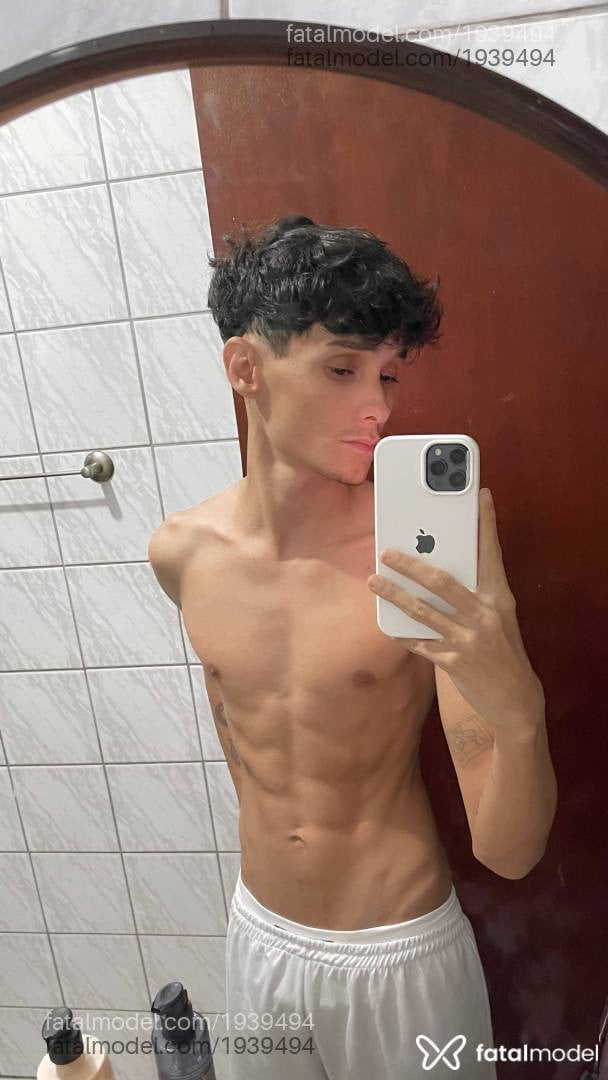 Acompanhante homem com cabelo castanho de olhos castanhos - Keven