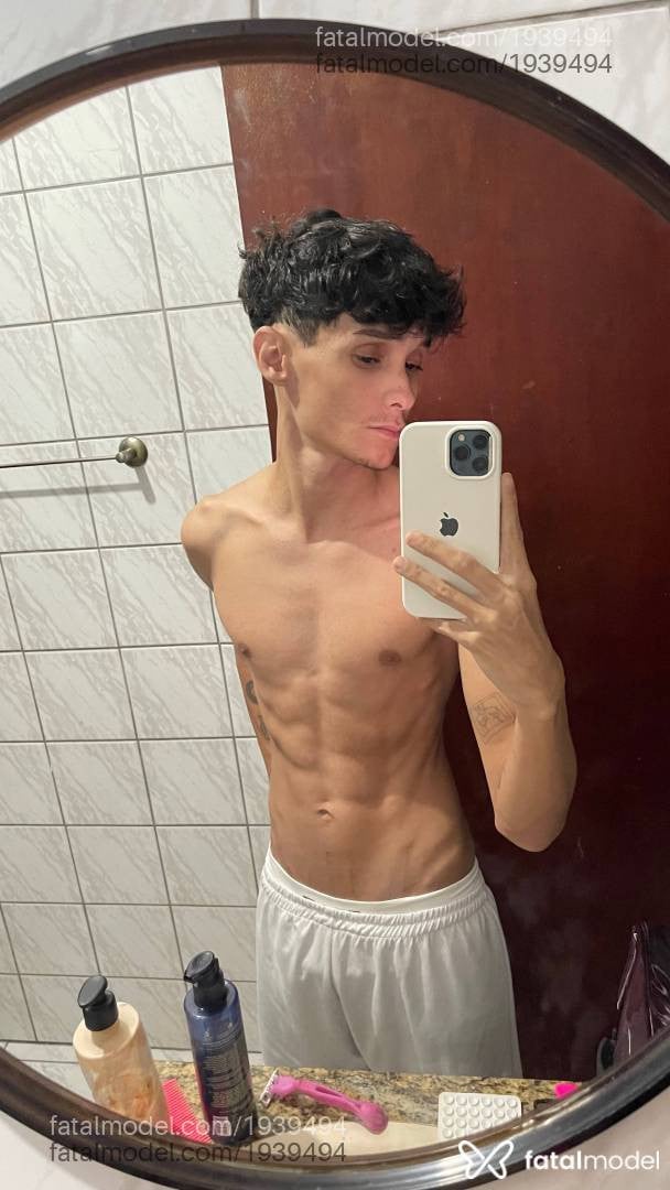 Acompanhante homem com cabelo castanho de olhos castanhos - Keven
