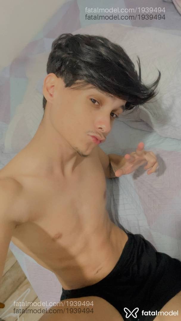 Acompanhante homem com cabelo castanho de olhos castanhos em Belo Horizonte Acompanhante homem com cabelo castanho de olhos castanhos em Belo Horizonte - Keven