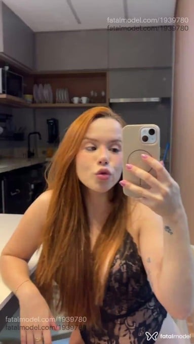 Acompanhante mulher ruiva (o) de olhos verdes em Brasília - Lavínia Castellan