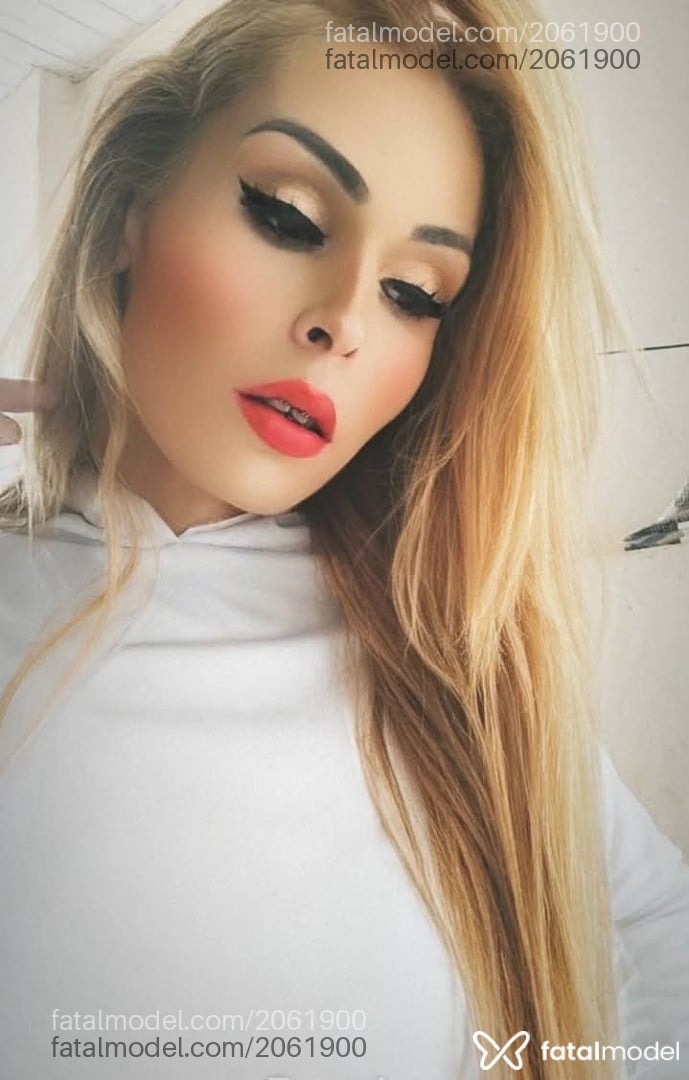 Acompanhante mulher trans loira (o) de olhos castanhos - Sarah