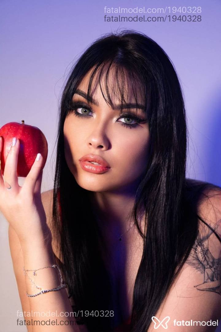 Acompanhante mulher morena (o) de olhos verdes - Kai