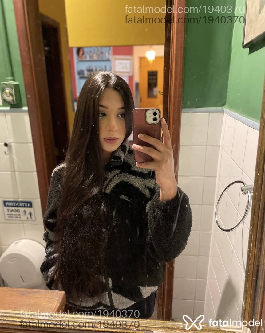 Acompanhante mulher trans com cabelo castanho de olhos castanhos - Fernanda Leite