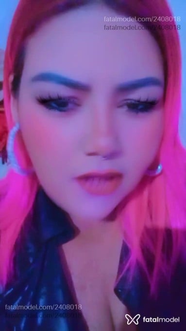 Acompanhante mulher com cabelo colorido de olhos castanhos em Virtual - Anjinhacris