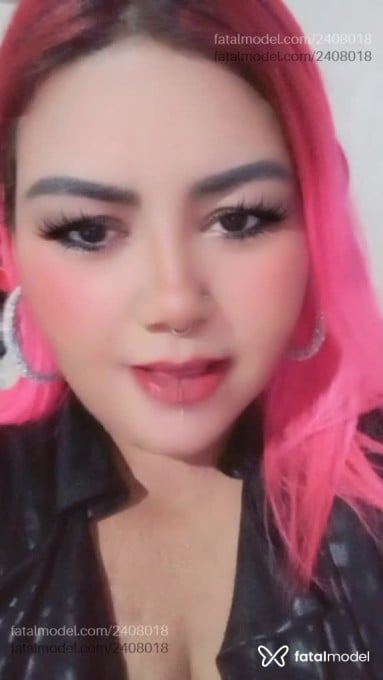 Acompanhante mulher com cabelo colorido de olhos castanhos em Virtual - Anjinhacris
