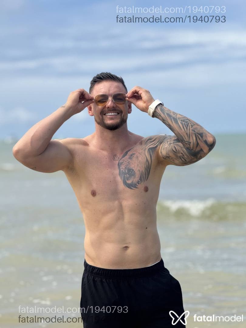 Acompanhante homem com cabelo castanho de olhos castanhos em Virtual - Lucca Ribeiro
