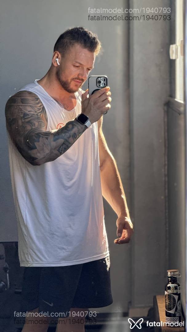 Acompanhante homem com cabelo castanho de olhos castanhos em Virtual Acompanhante homem com cabelo castanho de olhos castanhos em Virtual - Lucca Ribeiro