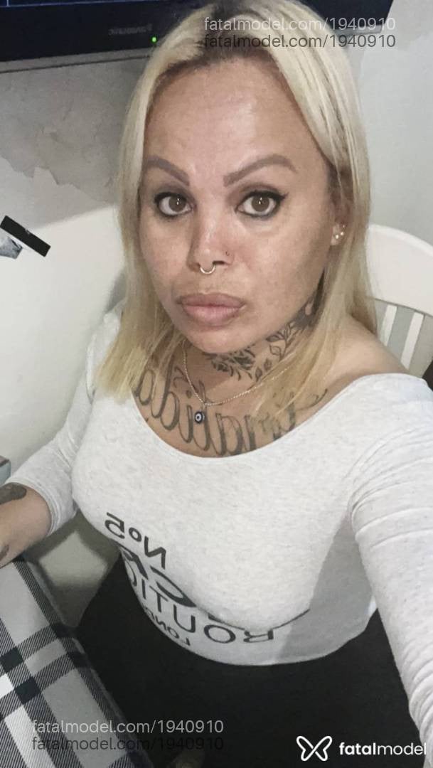 Acompanhante mulher trans loira (o) de olhos mel - Kamille gaúcha