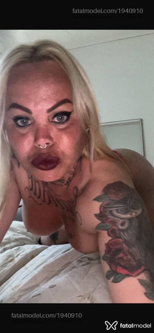 Acompanhante mulher trans loira (o) de olhos mel - Kamille gaúcha