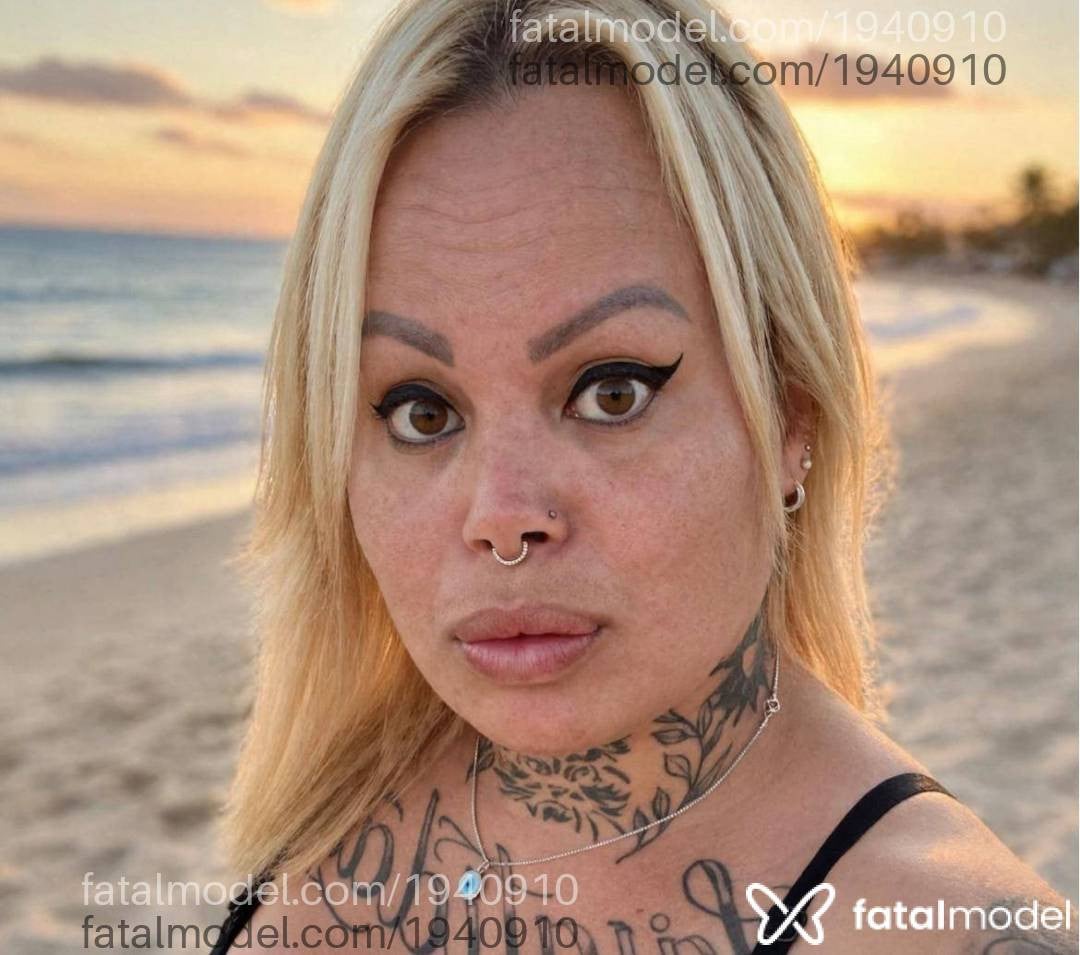 Acompanhante mulher trans loira (o) de olhos mel - Kamille gaúcha