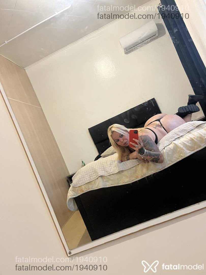 Acompanhante mulher trans loira (o) de olhos mel - Kamille gaúcha