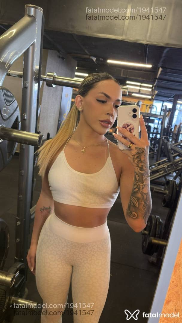 Acompanhante mulher trans loira (o) de olhos castanhos - Rebecca Santos