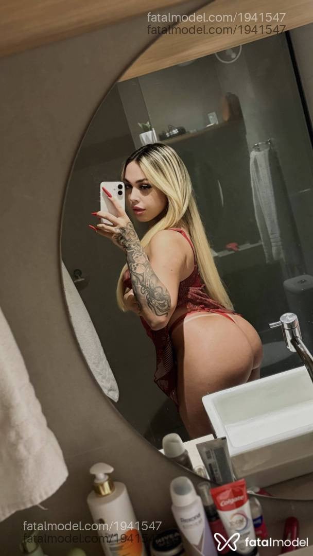 Acompanhante mulher trans loira (o) de olhos castanhos - Rebecca Santos
