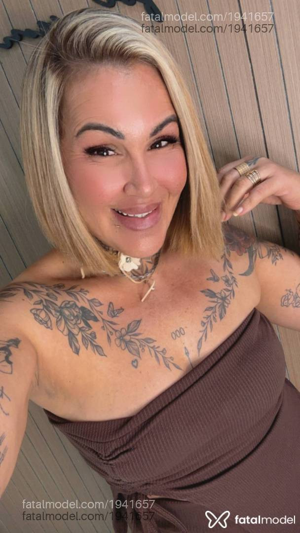 Acompanhante mulher loira (o) de olhos castanhos - Paula Martins
