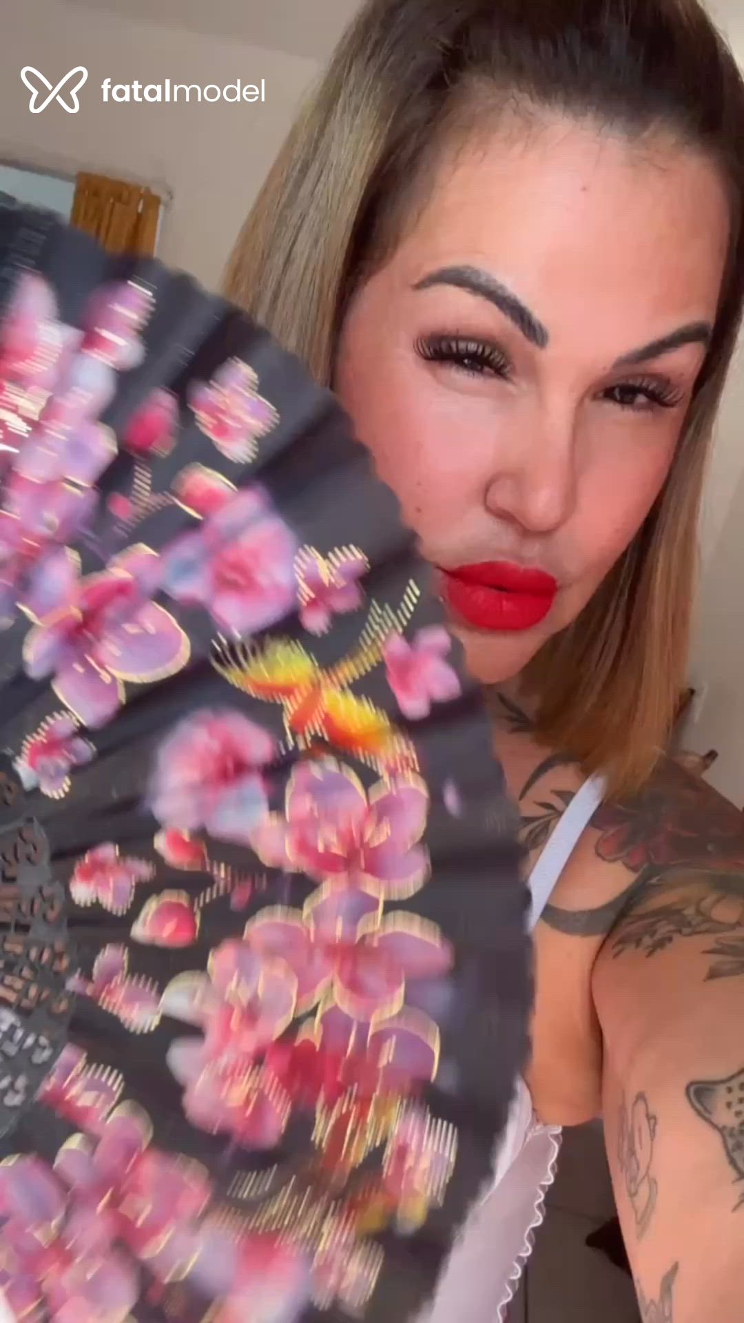 Acompanhante mulher loira (o) de olhos castanhos - Paula Martins