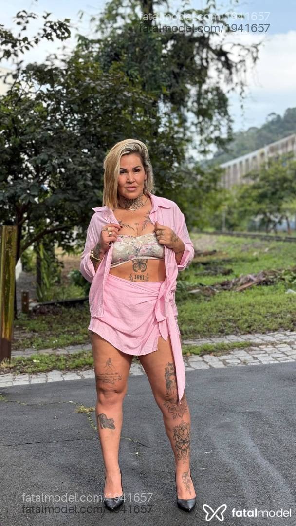 Acompanhante mulher loira (o) de olhos castanhos - Paula Martins