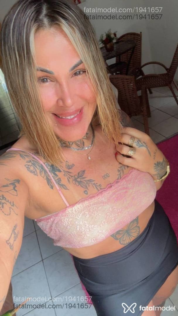 Acompanhante mulher loira (o) de olhos castanhos - Paula Martins