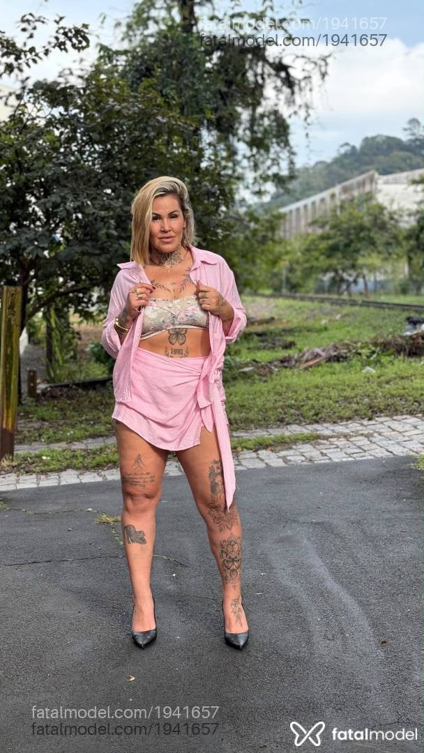 Acompanhante mulher loira (o) de olhos castanhos - Paula Martins