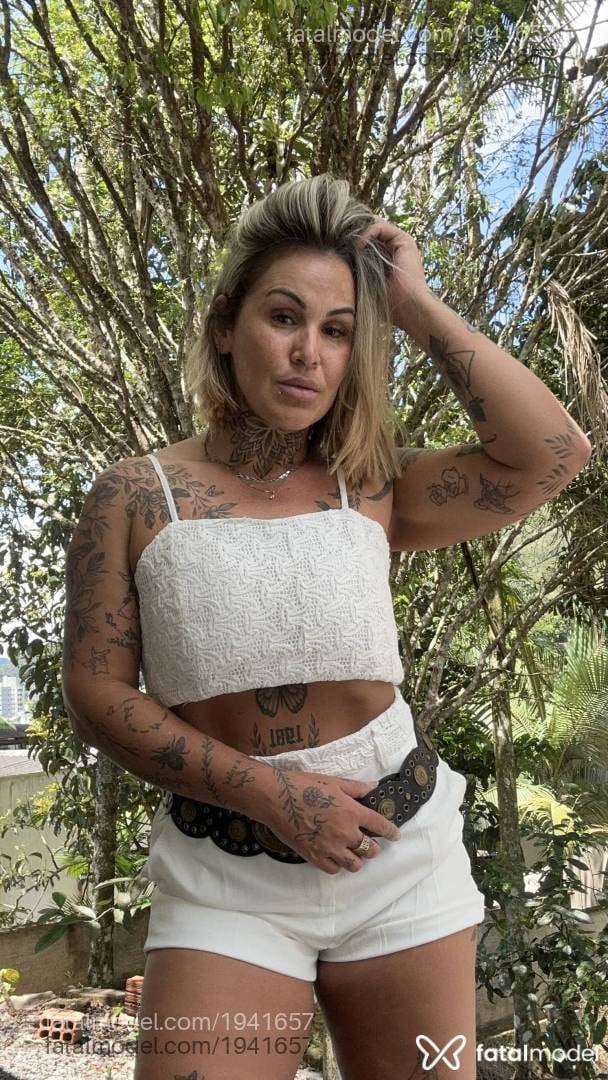 Acompanhante mulher loira (o) de olhos castanhos - Paula Martins