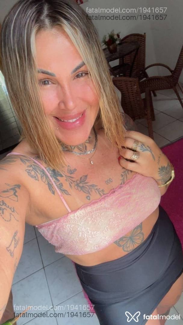 Acompanhante mulher loira (o) de olhos castanhos - Paula Martins