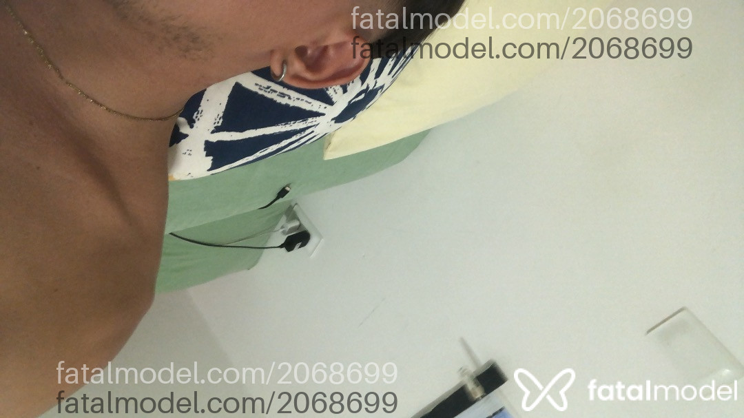 Acompanhante homem com cabelo castanho de olhos castanhos - King Acompanhante homem com cabelo castanho de olhos castanhos - King