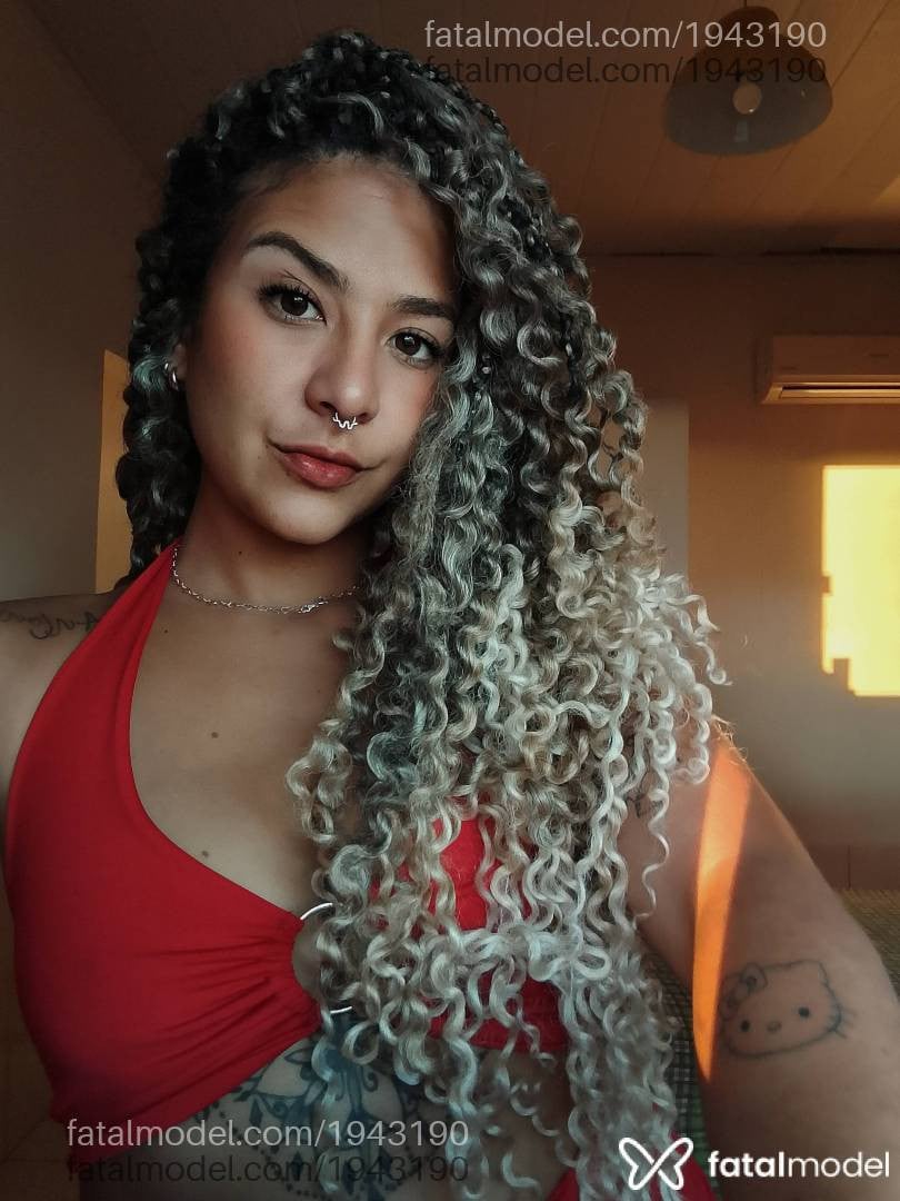 Acompanhante mulher ruiva (o) de olhos castanhos - Elettra