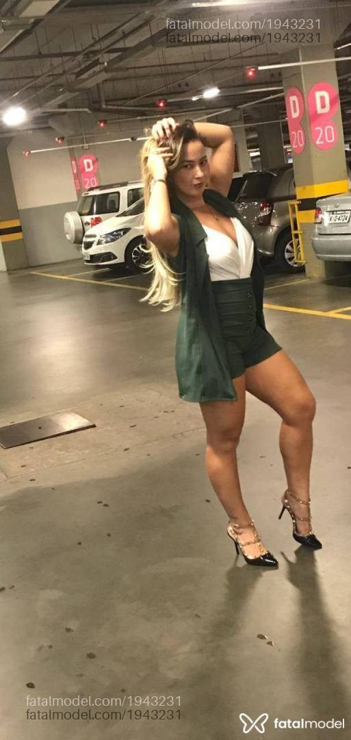 Acompanhante mulher loira (o) de olhos castanhos - Aline Moraes
