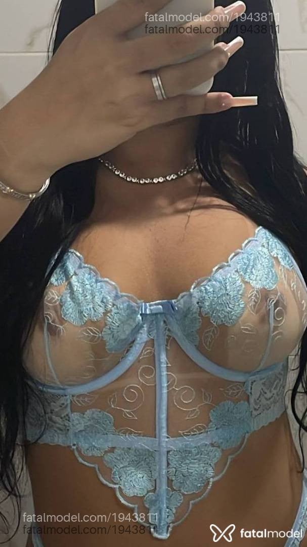 Acompanhante mulher com cabelo castanho de olhos verdes - Flor
