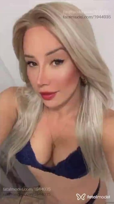 Acompanhante mulher trans loira (o) de olhos castanhos em Curitiba Acompanhante mulher trans loira (o) de olhos castanhos em Curitiba - Letícia Capucci