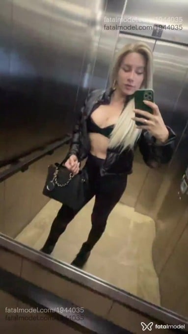 Acompanhante mulher trans loira (o) de olhos castanhos em Curitiba Acompanhante mulher trans loira (o) de olhos castanhos em Curitiba - Letícia Capucci