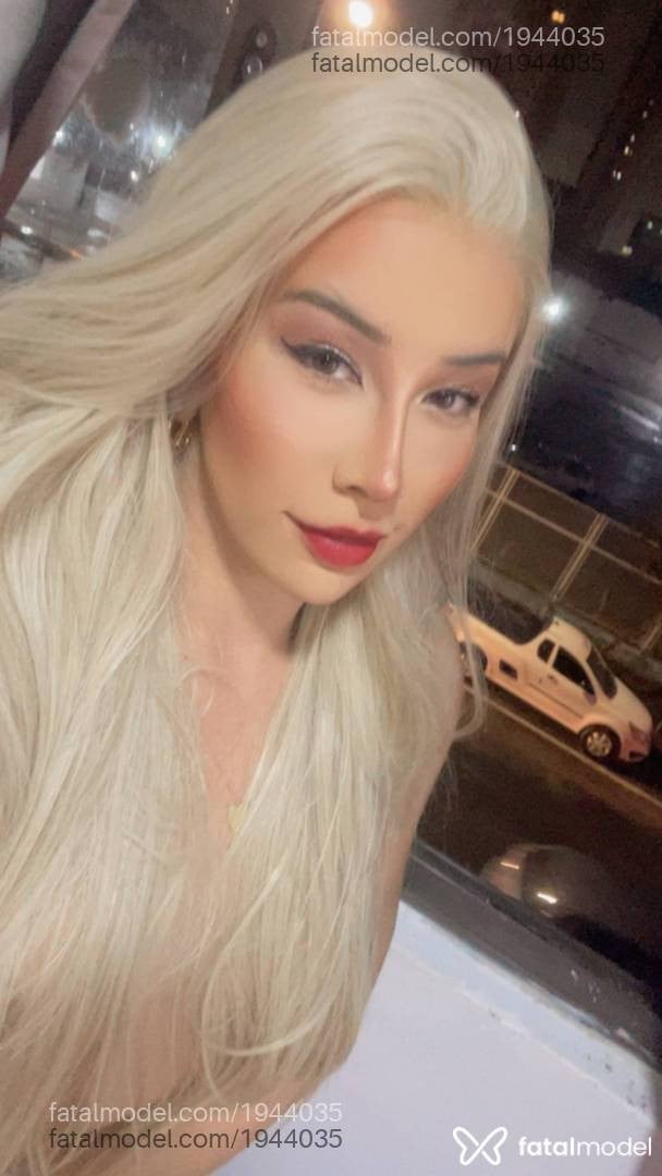 Acompanhante mulher trans loira (o) de olhos castanhos - Letícia Capucci
