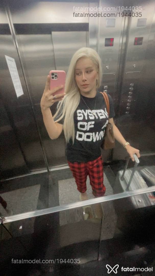 Acompanhante mulher trans loira (o) de olhos castanhos - Letícia Capucci