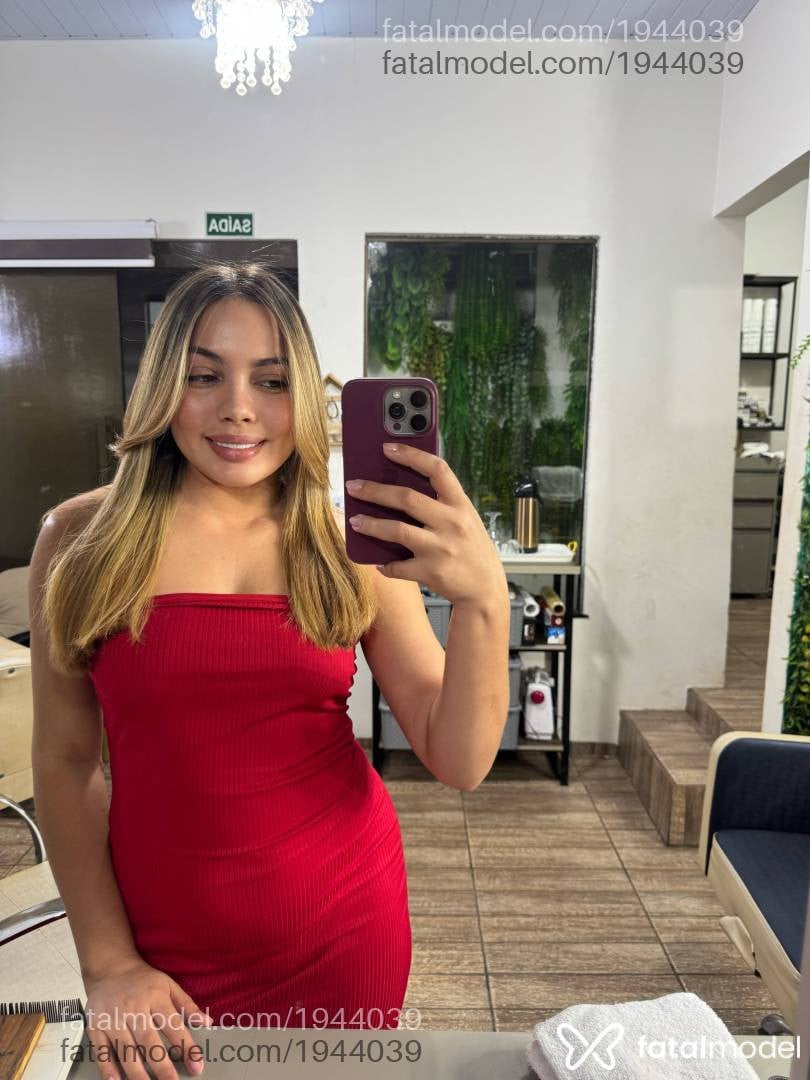 Acompanhante mulher loira (o) de olhos castanhos - Livia
