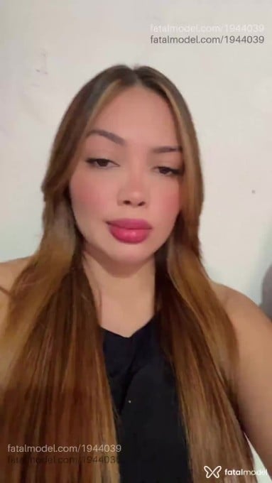 Acompanhante mulher loira (o) de olhos castanhos - Livia