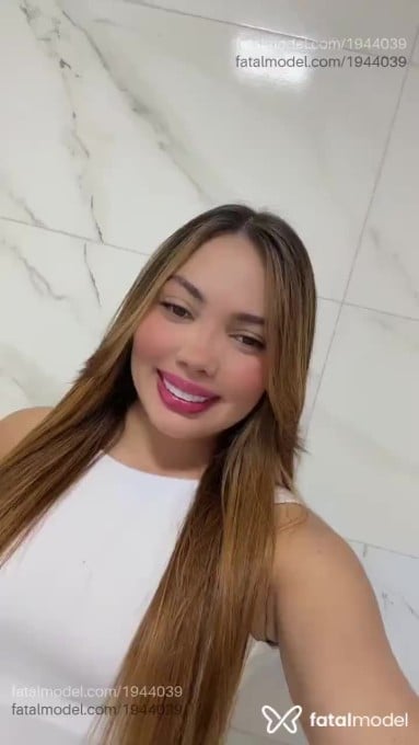 Acompanhante mulher loira (o) de olhos castanhos - Livia