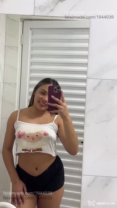 Acompanhante mulher loira (o) de olhos castanhos - Livia