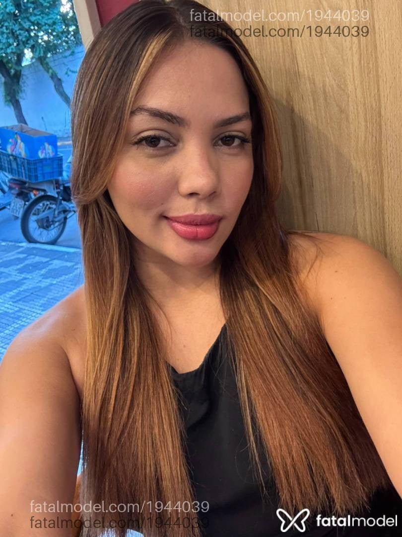 Acompanhante mulher loira (o) de olhos castanhos em Sinop - Livia