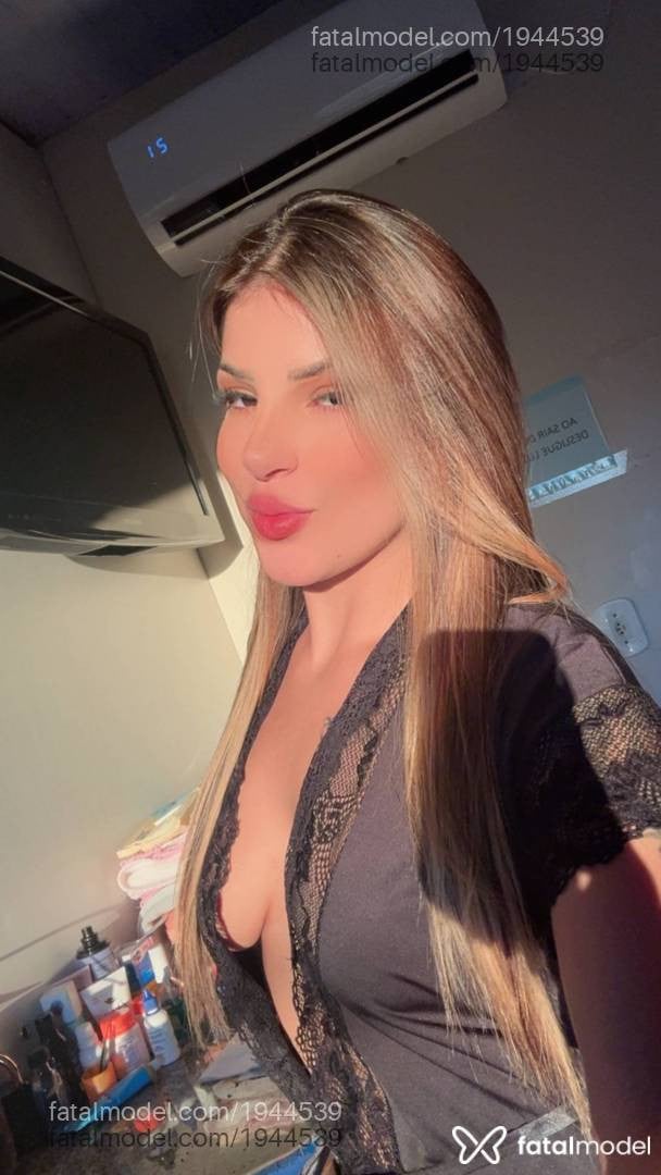 Acompanhante mulher loira (o) de olhos castanhos em Cascavel - Victoria Oliveira