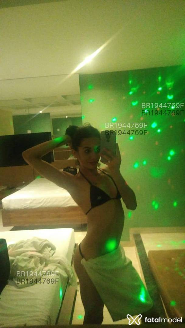 Acompanhante mulher trans com cabelo castanho de olhos pretos - Angel
