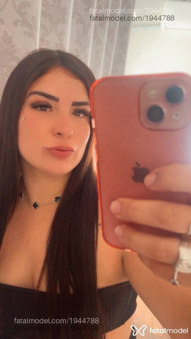 Acompanhante mulher com cabelo castanho de olhos castanhos - Mirella