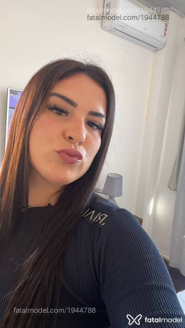Acompanhante mulher com cabelo castanho de olhos castanhos - Mirella