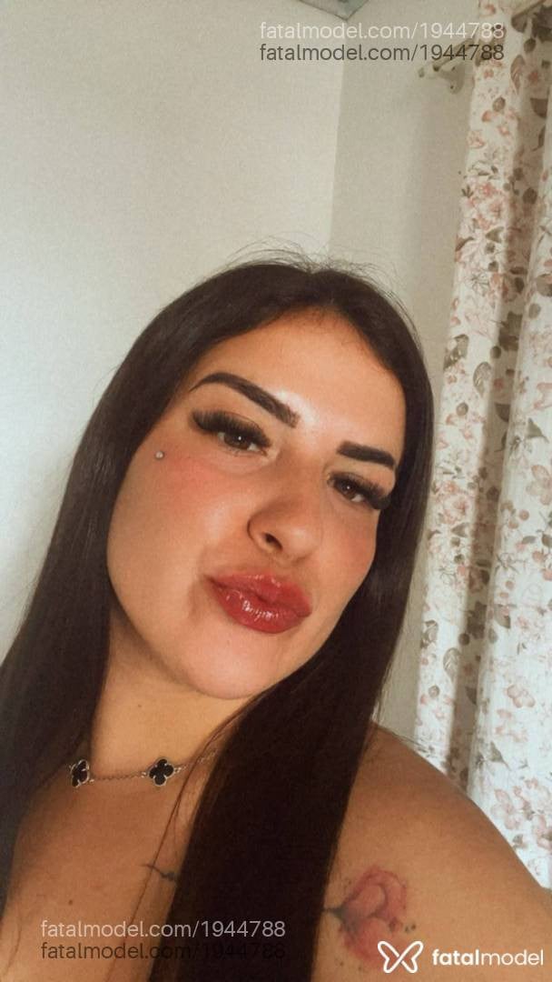 Acompanhante mulher com cabelo castanho de olhos castanhos - Mirella