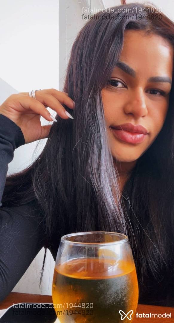 Acompanhante mulher morena (o) de olhos pretos - Naty Mello