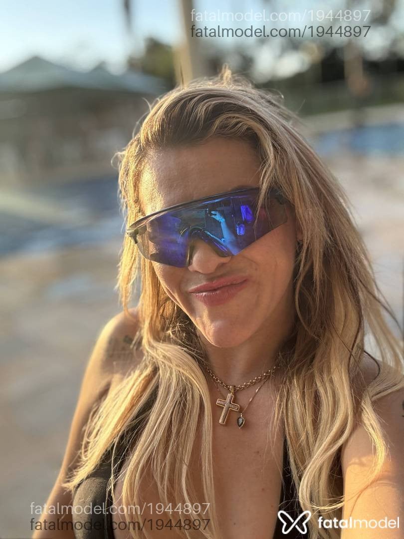 Acompanhante mulher loira (o) de olhos mel em Araxá - Izza Prado
