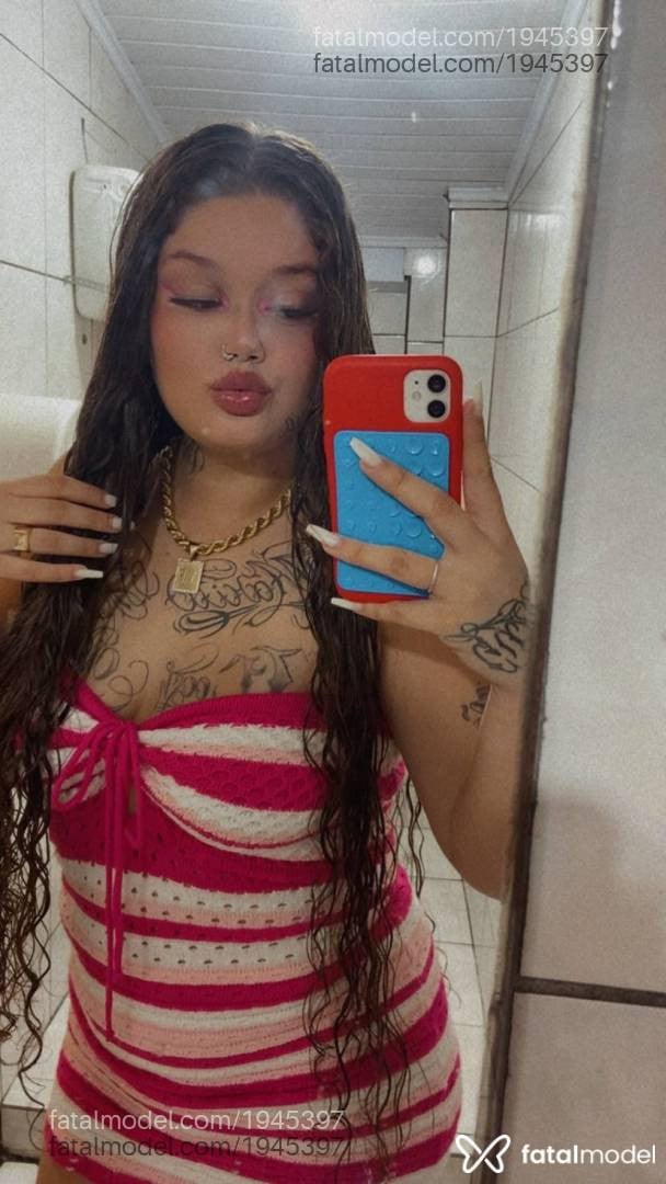 Acompanhante mulher loira (o) de olhos castanhos - Maya