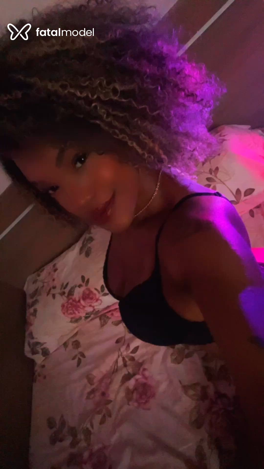 Acompanhante mulher loira (o) de olhos castanhos - Kelly Mayane