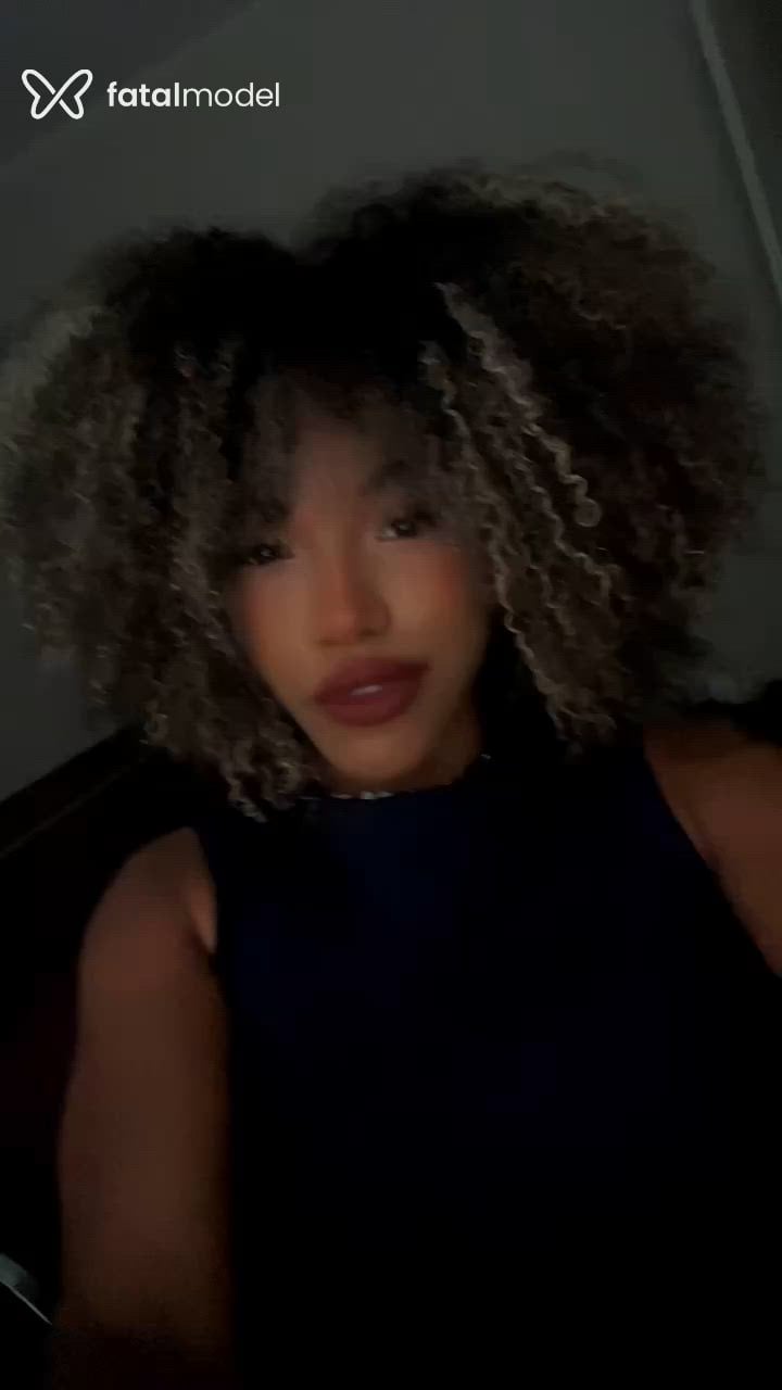 Acompanhante mulher loira (o) de olhos castanhos - Kelly Mayane